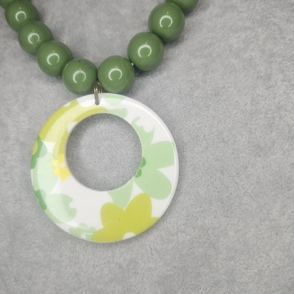 Vintage Mod 1970s Floral Pendant And Bold Green Round Beads GUC 18" - Picture 2 of 4